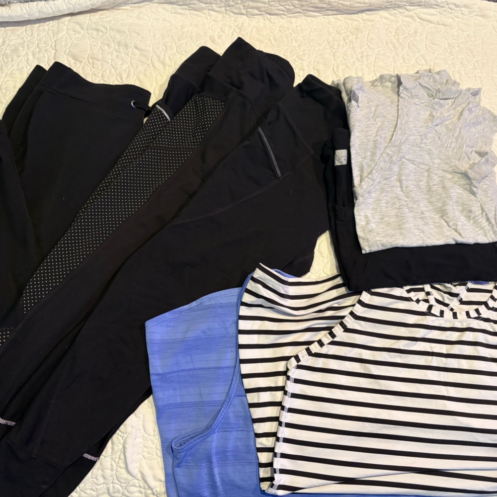 Athleta bundle size women's medium. 2 tights. 1 Drawstring pant. 2 tanks 2 tee